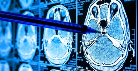 Imagen que contiene tabla, azul, hombre, sostener

Descripción generada automáticamente